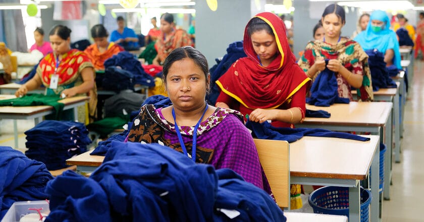 Fabryka tekstyliów w Bangladeszu. Fot. Marcel Crozet / ILO