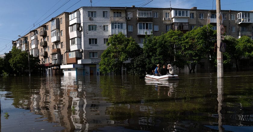 Ulice Chersonia zalane po zniszczeniu tamy w Kachowce. Fot. Dsns.gov.ua/Wikimedia Commons