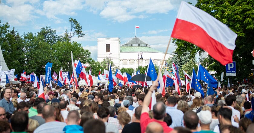 Demonstracja przeciwko reformom sądownictwa i łamaniu konstytucji przez rząd Prawa i Sprawiedliwości w 2017 roku. Fot. Jakub Szafrański