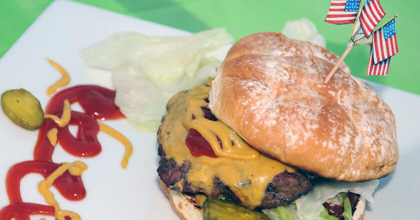 Amerykański hamburger. Fot. Tom Kelly/Flickr.com