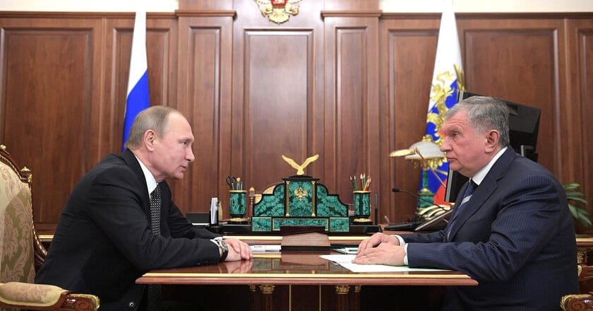 Spotkanie prezydenta Rosji Władimira Putina z szefem koncernu Rosnieft Igorem Sieczinem. Fot. kremlin.ru/Wikimedia Commons