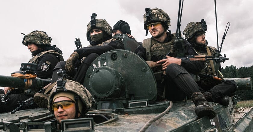Bojowy wóz piechoty ukraińskiej z załogą podczas ćwiczeń. Fot. NATO/Flickr.com