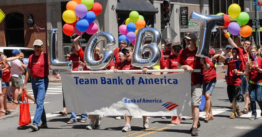 Oddział Bank of America na paradzie Pride w Portland. Fot. Sam T/Flickr.com