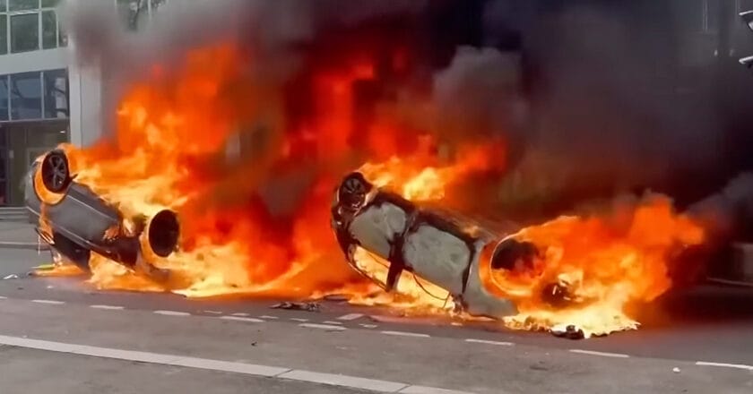 Samochody zniszczone podczas zamieszek w Paryżu. Fot. Insider News/Youtube.com