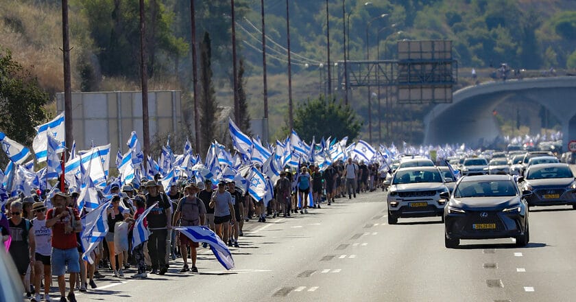 Protestujący przeciwko zmianom w sądownictwie maszerują na Jerozolimę. Fot. Mussi Katz/Flickr.com