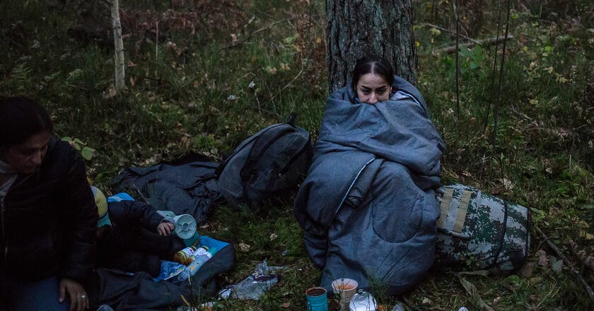 Rodzina migrantów odnaleziona w lasach na Podlasiu, 6 października 2021. Fot. Maciej Łuczniewski