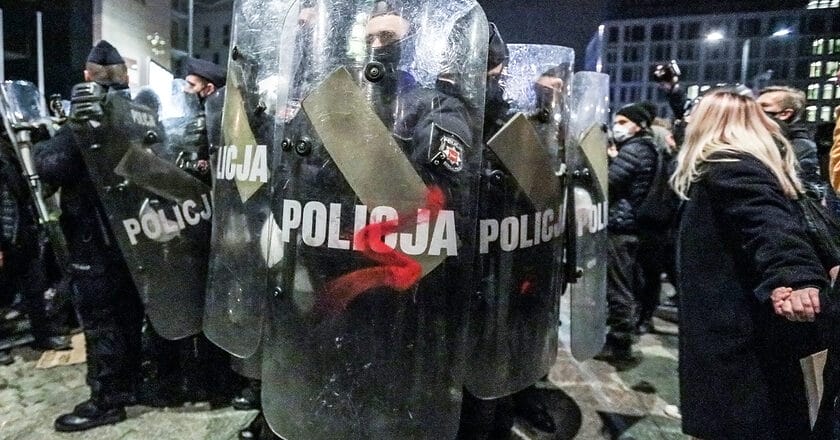 Policja tłumi protesty Strajku Kobiet. Fot. Monika Bryk