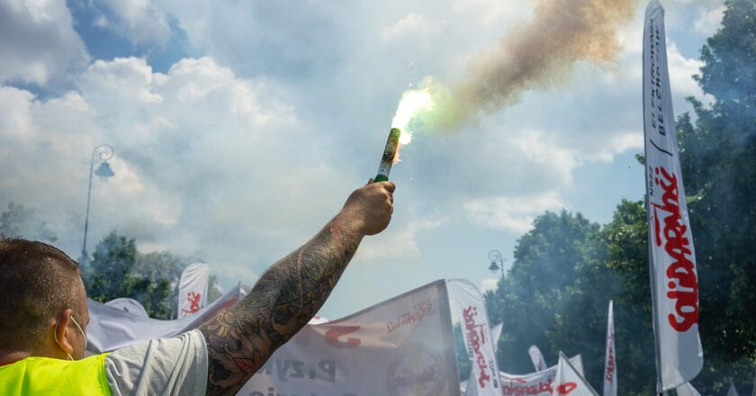 Demonstracja związkowców w Warszawie w 2021 roku. Fot. Jakub Szafrański