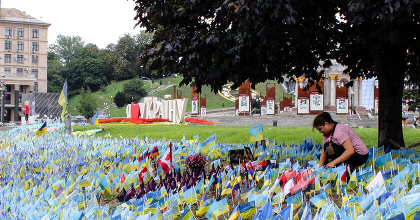 Każda z flagi na Majdanie Niezależności symbolizuje poległą w obronie Ukriany osobę. Fot. Piotr Malinowski