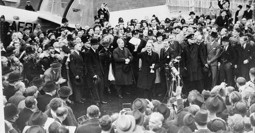 Neville Chamberlain na lotnisku Heston po powrocie z Monachium. Fot. Imperial War Museums