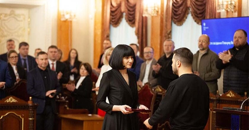 Julia Matwiejewa odbiera order od prezydenta Zełenskiego. Fot. Sąd Najwyższy Ukrainy