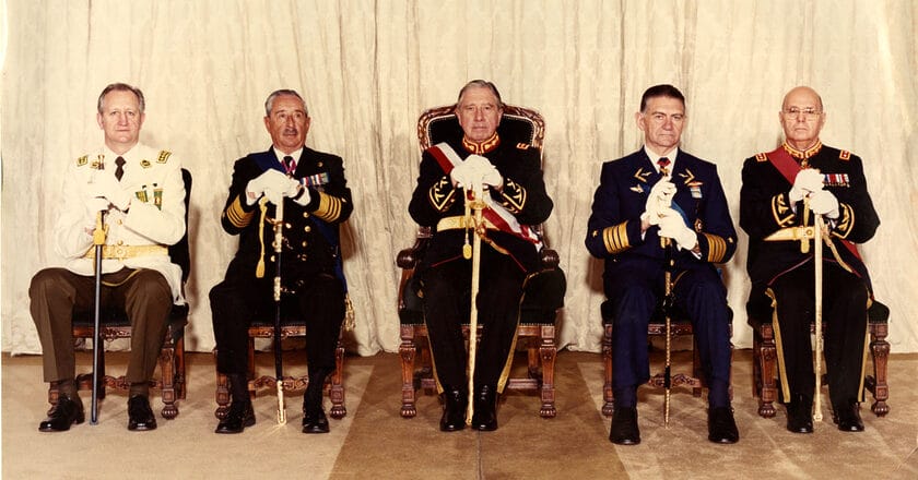 Członkowie rządu Pinocheta w 1985. Fot. Wikimedia Commons
