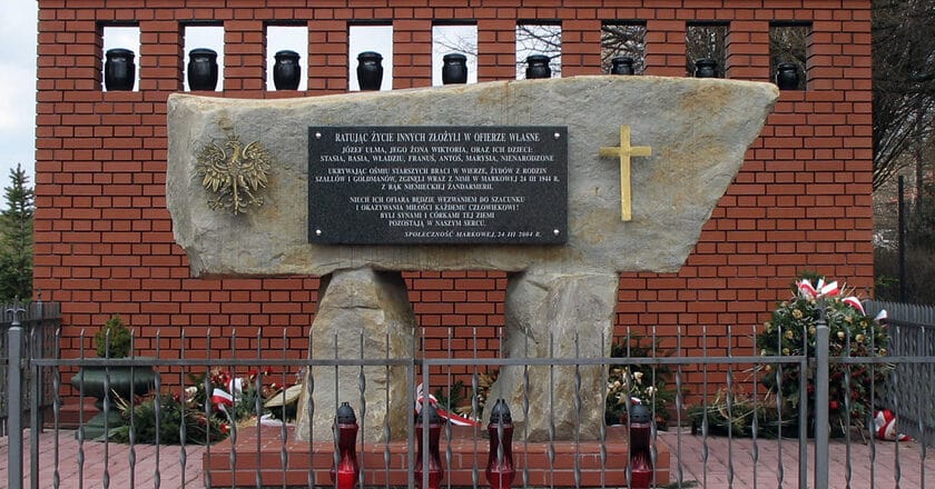 Pomnik męczeństwa rodziny Ulmów w Markowej. Fot. Wojciech Pysz/Wikimedia Commons