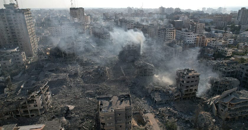 Zniszczenia w Strefie Gazy po izraelskim bombardowaniu. Fot. Al Araby/Wikimedia Commons