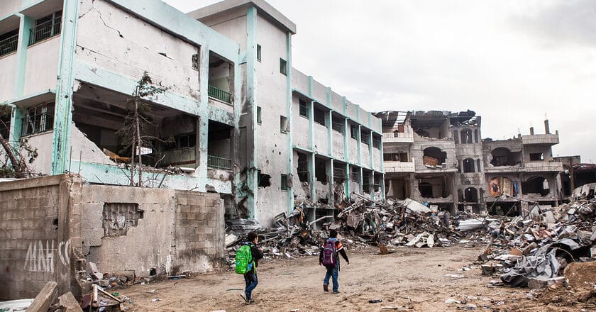 Szkoła założona przez ONZ zniszczona po izraelskim bombardowaniu Gazy. Fot. Wikimedia Commons
