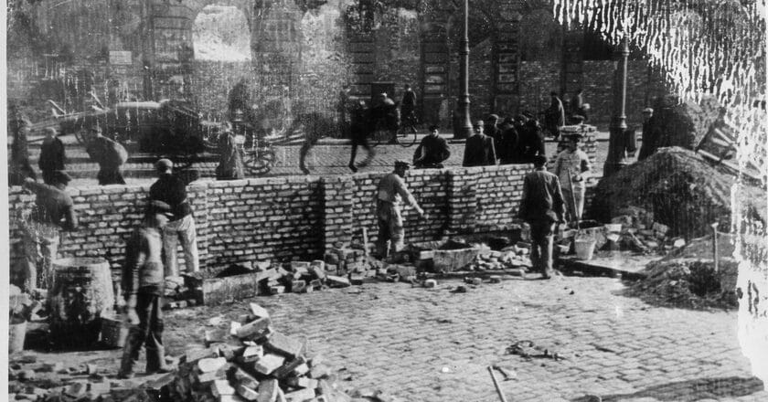 Robotnicy wznoszący mur getta. Fot. Archiwum Główne Akt Dawnych/ Wikimedia Commons