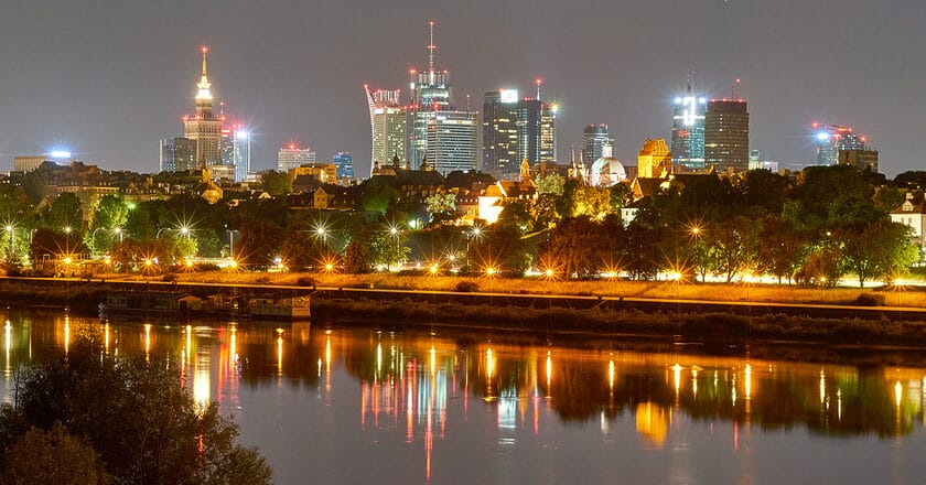 Nocna panorama Warszawy. Fot. Radek Kucharski/Flickr.com CC BY 2.0 DEED