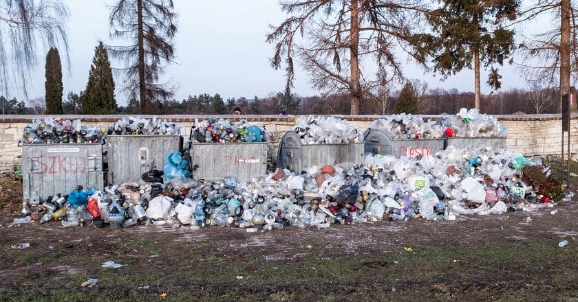 Sterta śmieci przy cmentarzu w Częstoborowicach w Województwie Lubelskim. Fot. Jakub Szafrański
