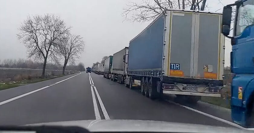 Tiry w kolejce do granicy z Ukrainą. Fot. FAKT/Youtube.com