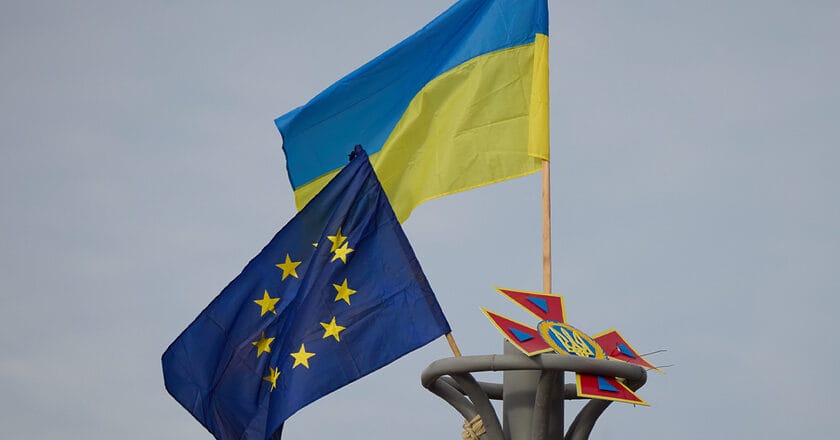 Flagi ukraińska i Unii Europejskiej w Chersoniu. Fot. President of Ukraine/Flickr.com