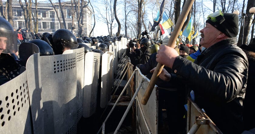 Starcie protestujących z policją na Euromajdanie. Fot Mstyslav Chernov/Unframe