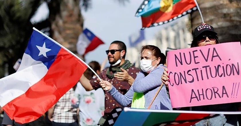Demonstracja poparcia dla lewicowego projektu konstytucji, Chile, 2022. Fot. Jose Pereira, CC BY