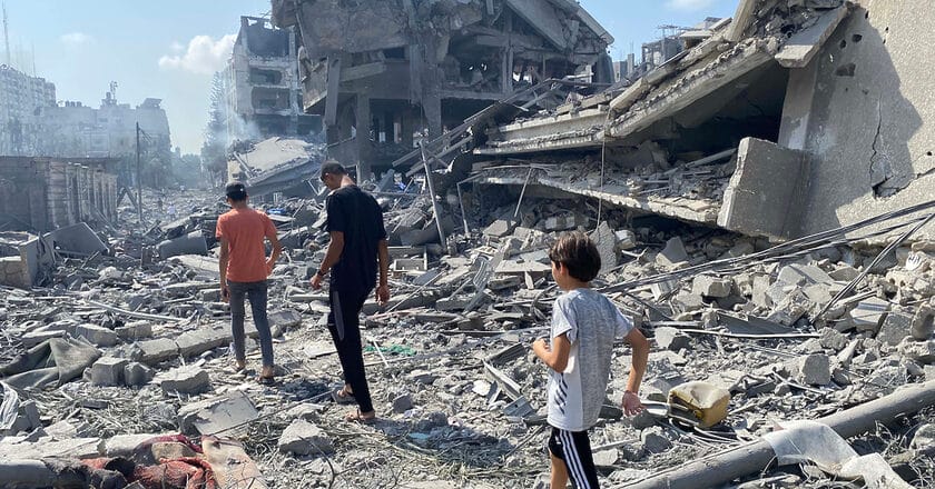 Zniszczenia po izraelskim bombardowaniu w dzielnicy El-Remal, miasto Gaza, 9 października 2023. Fot. Naaman Omar/Wikimedia Commons