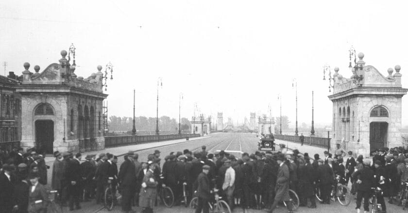 Tłum zgromadzony przy moście Księcia Józefa Poniatowskiego podczas Przewrotu majowego. Fot. NAC