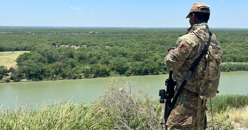 Żołnierz Gwardii Narodowej na granicy Teksasu z Meksykiem. Fot. Virginia Guard/Flikcr.com