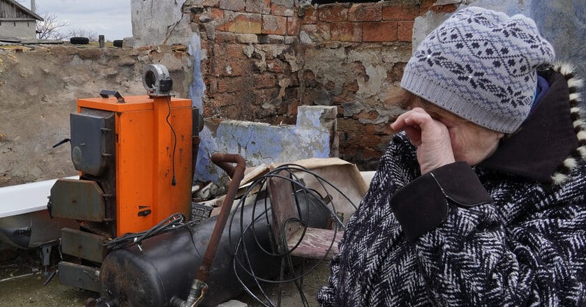 Halyna, ukrainaka stojąca w miejscu gdzie podczas ostrzału zginął jej mąż. Fot. PAH