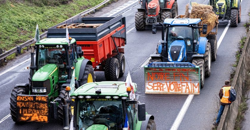 Traktory blokujące autostradę A6 we Francji. Fot. Katell Ar Gow/Flickr.com
