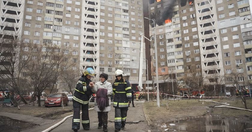 Strażaczki ewakuują mieszkankę osiedla po ataku rakietowym w Charkowie. Fot. SES in Kharkiv region