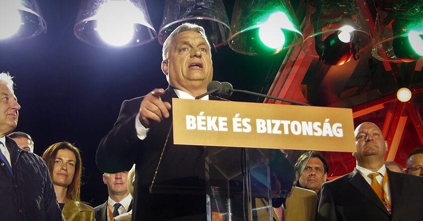 "Pokój i bezpieczeństwo" - hasło przemówienia Viktora Orbána. Fot. © Elekes Andor, Budapest, 2022