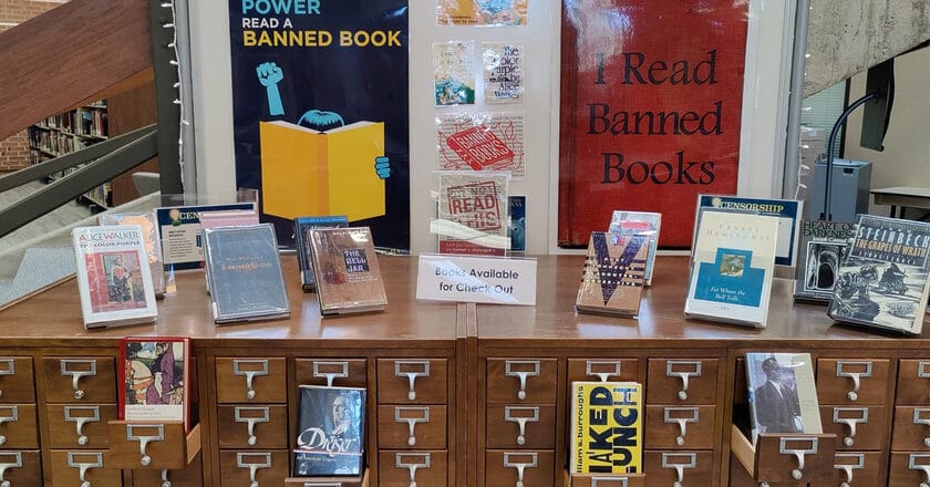 Wystawka promująca zakazane książki w jednej ze zbuntowanych bibliotek w Teksasie. Fot. The COM Library