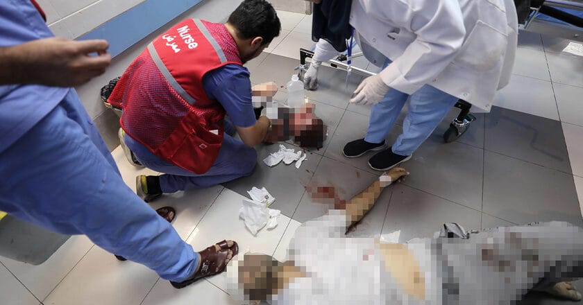 Próba ratowania rannych po izraelskim ostrzale w szpitalu Al-Shifa w Gazie. Fot. Wafa/APAimages/Wikimedia Commons