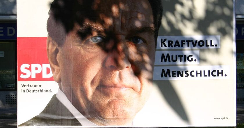 Gerhard Schröder na plakacie wyborczym z 2005 roku. Fot. Till Westermayer