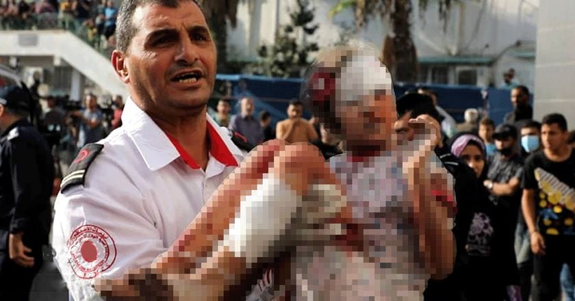 Palestyński medyk z rannym w wyniku izraelskiego ostrzału dzieckiem w Gazie. Fot. Fars Media Corporation