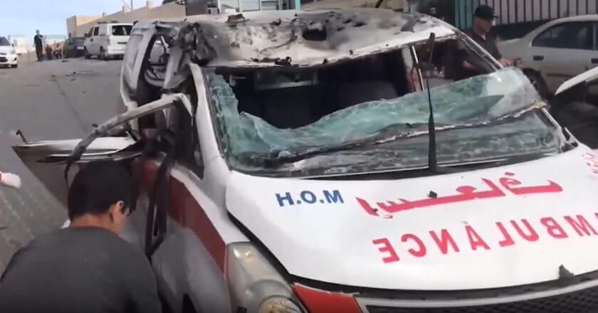 Palestyński ambulans zniszczony przez izraelskie wojsko. Fot. Tasnim News Agency