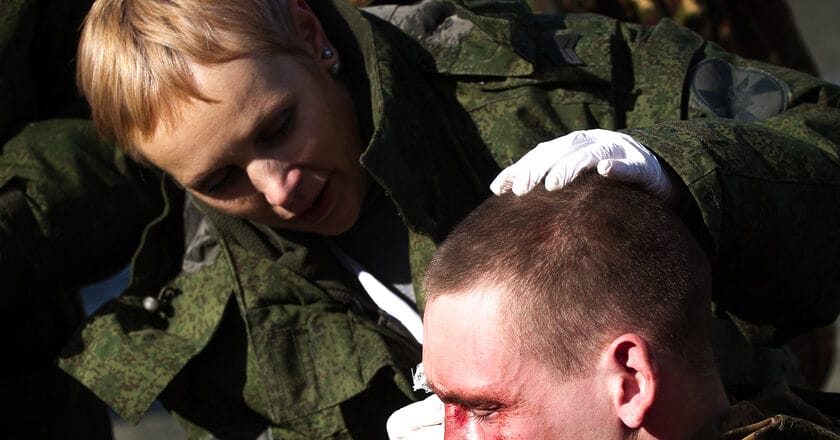 Rosyjska żołnierka opatruje rannego podczas ćwiczeń kolegę. Fot. Photo Pro/Flickr.com
